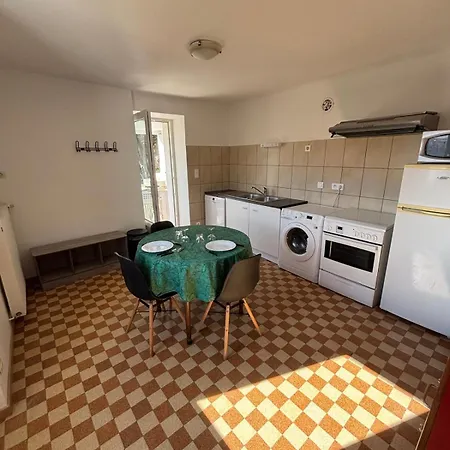 Rez De Chaussee 公寓 *